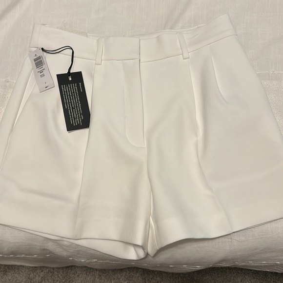 Aritzia Babaton Pleated Short in White - Picture 2 of 11